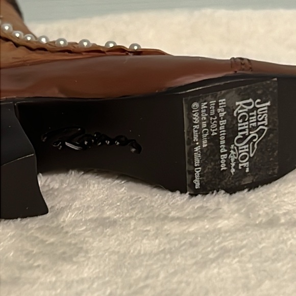 Just the Right Shoe Titled “High Buttoned Boot” #25034 (1999) Miniature Shoe - Picture 9 of 9